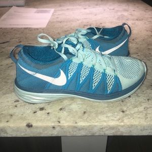 nike blue lunar tennis shoes